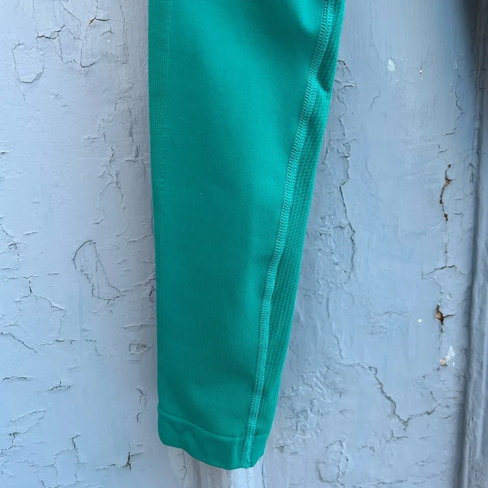 Lululemon Zone In Compression Tight, size 4 - Picture 9 of 9